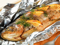 Печена риба пъстърва на фурна със зехтин, портокал, розмарин и босилек във фолио - снимка на рецептата